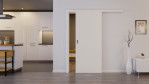Zweites Milieubild mit vor der Wand laufendem System von Weiß ähnlich RAL 9010 Basic Lack Schiebetür - Huga