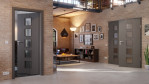 Main-Milieuansicht von HÖRMANN Doppelflügeltür Groove 23 Staubgrau RAL 7037 Lack DesignLine mit Lichtausschnitt LA 5 mit Zarge
