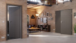 Main-Milieuansicht von HÖRMANN Doppelflügeltür Groove 78 Staubgrau RAL 7037 Lack DesignLine mit Zarge