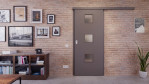 Front-Milieuansicht der vor der Wand laufenden Huga Schiebetür Hygge grau RAL 7037 Duradecor Basic mit Lichtausschnitt LA 10