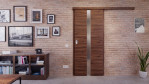 Front-Milieuansicht der vor der Wand laufenden HÖRMANN Schiebetür Pure 1 Alpineiche quer Duradecor DesignLine mit Lichtausschnitt mittig