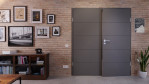 Front-Milieuansicht von HÖRMANN Doppelflügeltür Groove 15 Staubgrau RAL 7037 Lack DesignLine mit Zarge