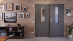 Front-Milieuansicht von HÖRMANN Doppelflügeltür Groove 20 Staubgrau RAL 7037 Lack DesignLine mit Lichtausschnitt LA 4 mittig mit Zarge
