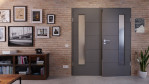 Front-Milieuansicht von HÖRMANN Doppelflügeltür Groove 27 Staubgrau RAL 7037 Lack DesignLine mit Lichtausschnitt LA 24 bandseitig mit Zarge