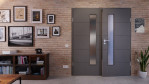 Front-Milieuansicht von HÖRMANN Doppelflügeltür Groove 27 Staubgrau RAL 7037 Lack DesignLine mit Lichtausschnitt LA 24 schlossseitig mit Zarge
