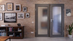 Front-Milieuansicht von HÖRMANN Doppelflügeltür Groove 78 Staubgrau RAL 7037 Lack DesignLine mit Lichtausschnitt LA 27 mit Zarge