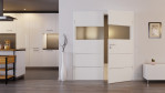 Front-Milieuansicht von HÖRMANN Doppelflügeltür Pure 2 Weißlack DesignLine mit Lichtausschnitt quer mit bündiger Lisene Plain 80-7 mit Zarge