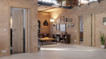 Main-Milieuansicht der vor der Wand laufenden HÖRMANN Schiebetür Pure 1 Nordeiche Duradecor DesignLine mit Lichtausschnitt Bandseite
