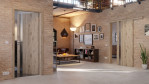 Main-Milieuansicht der vor der Wand laufenden HÖRMANN Schiebetür Pure 1 Nordeiche Duradecor DesignLine mit Lichtausschnitt Schlossseite