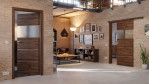 Main-Milieuansicht der vor der Wand laufenden HÖRMANN Schiebetür Pure 2 Alpineiche quer Duradecor DesignLine mit Lichtausschnitt quer mit Lisene Steel 80