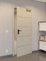 CloseUp-Milieuansicht von GARANT Rauchschutztür Aura 830 Matt Seidengrau 7044 G-TEC