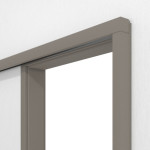 Detailansicht von LEBO Schiebetürsystem vor der Wand laufend Ultramatt Taupe Versio inkl. Zarge
