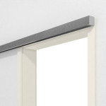 Detailansicht von GARANT Line-Schiebetürsystem vor der Wand laufend Weißlack 9010 GCK08