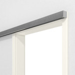 Detailansicht von GARANT Line-Schiebetürsystem vor der Wand laufend Pearl White CePaL