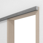Detailansicht von GARANT Line-Schiebetürsystem vor der Wand laufend Authentic Akazie CePaL