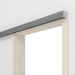Detailansicht von GARANT Line-Schiebetürsystem vor der Wand laufend Authentic Perl CePaL
