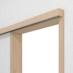 Detailansicht von LEBO Schiebetürsystem vor der Wand laufend Can. Ahorn Matt Furnier inkl. Zarge