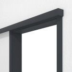 Detailansicht von Schiebetürsystem vor der Wand laufend Anthrazit RAL 7016 Lack  - Hörmann