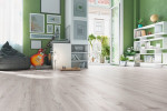 Milieubild Wohnbereich von Eiche weiss strukturiert 1-Stab Expert XL Laminat - Wiparquet