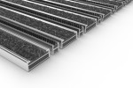 Schräge Detailansicht von Aluprofilmatte KLASSIK Rips T03PP anthrazit / Minibürste MB01 schwarz - Entrada