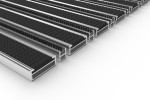 Schräge Detailansicht von Aluprofilmatte KLASSIK Safe R01V schwarz / Minibürste MB01 schwarz - Entrada