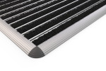 Schräge Detailansicht von Schuhabtreter HOME Brush BL01 schwarz 90 x 50 cm - Entrada