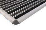 Schräge Detailansicht von Schuhabtreter HOME Rips T03PP anthrazit / Brush BL01 schwarz 60 x 42 cm - Entrada