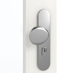 Detailansicht der Oberfläche von GARANT Wohnungseingangstür Authentic Bianco CePaL mit Lichtausschnitt LA-4 schlossseitig