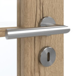 Detailansicht der Oberfläche von GARANT Doppelflügeltür inkl. Zarge Authentic Risseiche GCK08 mit Lichtausschnitt LA-3 Sprosse SP10
