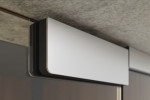 Detailansicht von Prime Motiv matt Glaspendeltür mit zwei festen Seitenteilen DORMA Mundus BTS Variante 3 - Erkelenz