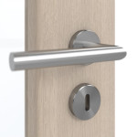 Detailansicht der Oberfläche von GARANT Schallschutztür Authentic Akazie GCK08 mit Lichtausschnitt LA-4 schlossseitig