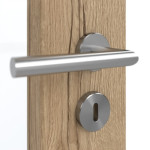 Detailansicht der Oberfläche von GARANT Schallschutztür Authentic Risseiche GCK08 mit Lichtausschnitt LA-4 schlossseitig