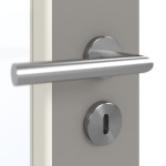 Detailansicht der Oberfläche von GARANT Schallschutztür U12115SD Platingrau GHK08 mit Lichtausschnitt LA-5 schlossseitig