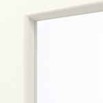 Detailansicht des Lichtausschnitts von GARANT Wohnungseingangstür U11026SD Kristallweiß GHK08 mit Lichtausschnitt LA-4 bandseitig