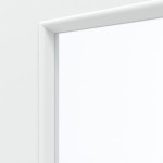 Detailansicht des Lichtausschnitts von GARANT Wohnungseingangstür Dekor Weiß Folie mit Lichtausschnitt LA-4 bandseitig