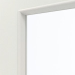 Detailansicht des Lichtausschnitts von GARANT Wohnungseingangstür Weiß Struktur Premium CePaL mit Lichtausschnitt LA-4 bandseitig