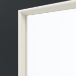 Detailansicht des Lichtausschnitts von GARANT Wohnungseingangstür U12000SD Vulkanschwarz GHK08 mit Lichtausschnitt LA-8