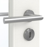 Detailansicht der Oberfläche von GARANT Doppelflügeltür Corona 734 Quer Authentic Bianco CePaL mit Lichtausschnitt LA-4 schlossseitig mit Zarge