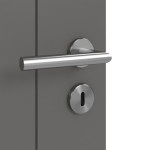 Detailansicht der Oberfläche von HÖRMANN Doppelflügeltür Groove 16 Staubgrau RAL 7037 Lack DesignLine mit Lichtausschnitt LA 4 mittig mit Zarge