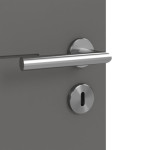 Detailansicht der Oberfläche von HÖRMANN Doppelflügeltür Groove 34 Staubgrau RAL 7037 Lack DesignLine mit Lichtausschnitt LA 24 mittig mit Zarge