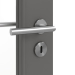 Detailansicht der Oberfläche von HÖRMANN Doppelflügeltür Groove 34 Staubgrau RAL 7037 Lack DesignLine mit Lichtausschnitt LA 27 mit Zarge