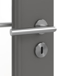 Detailansicht der Oberfläche von HÖRMANN Doppelflügeltür Groove 50 Staubgrau RAL 7037 Lack DesignLine mit Lichtausschnitt LA 8 mit Zarge