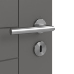 Detailansicht der Oberfläche von HÖRMANN Doppelflügeltür Groove 88 Staubgrau RAL 7037 Lack DesignLine mit Zarge