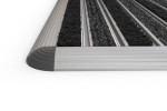 Frontale Detailaufnahme von Schuhabtreter HOME Rips T03PP anthrazit / Brush BL01 schwarz 60 x 42 cm - Entrada