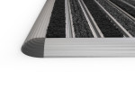 Frontale Detailaufnahme von Schuhabtreter HOME Rips T03PP anthrazit / Brush BL01 schwarz 75 x 50 cm - Entrada