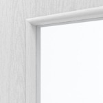 Detailansicht des Lichtausschnitts von HÖRMANN Doppelflügeltür Eiche Weiß Duradecor ProLine mit Lichtausschnitt LA 8 mit Zarge