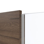 Detailansicht des Lichtausschnitts von HÖRMANN Doppelflügeltür Pure 1 Alpineiche quer Duradecor DesignLine mit Lichtausschnitt mittig mit Zarge