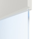 Detailansicht des Lichtausschnitts von HÖRMANN Doppelflügeltür Pure 2 Verkehrsweiß RAL 9016 Duradecor DesignLine mit Lichtausschnitt quer mit bündiger Lisene Plain 80-7 mit Zarge