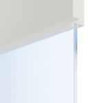 Detailansicht des Lichtausschnitts von HÖRMANN Doppelflügeltür Pure 2 Verkehrsweiß RAL 9016 Duradecor DesignLine mit Lichtausschnitt quer mit Lisene Steel 80 mit Zarge