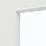 Detailansicht des Lichtausschnitts von GARANT Rauchschutztür Matt Weißlack 9016 G-TEC mit Lichtausschnitt LA-4 bandseitig